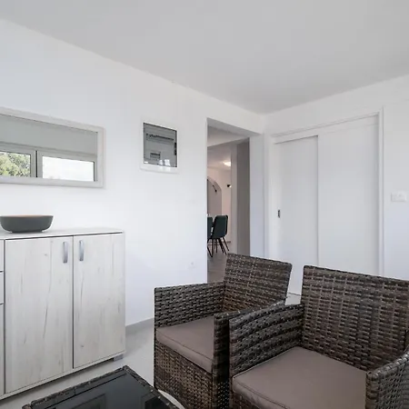 Apartment Cozy In With House Sea View Koromacno